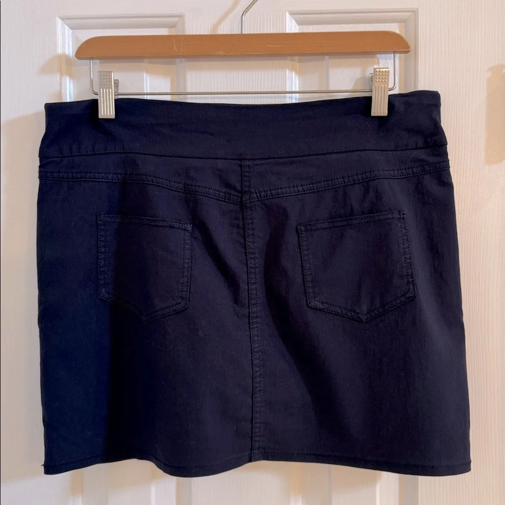 Attyre New York Navy Skort - Picture 4 of 7